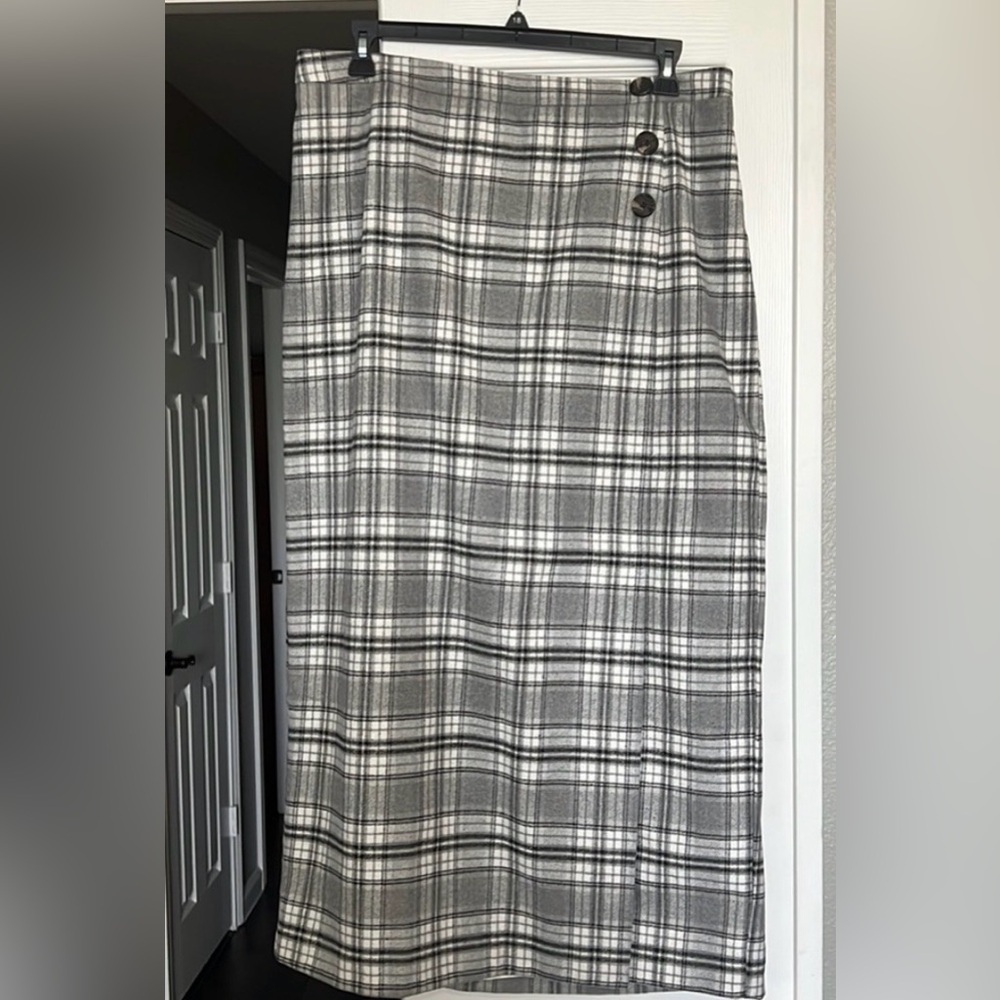 Jessica London fall weight plaid skirt. EUC. Great with boots. Shop now to save.
